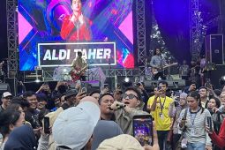 Aldi Taher tampil all out di panggung JakCloth 2025