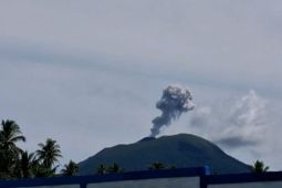 Gunung Ibu di Halmahera semburkan abu vulkanik setinggi 600 meter 