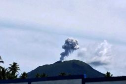 Gunung Ibu Semburkan Abu Vulkanik hingga 800 Meter