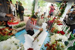 Kapolri Ziarah ke Makam Marsinah, Teguhkan Penghormatan Pahlawan Nasional Buruh