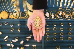 Menjelang Tahun Baru Harga Emas Antam Turun Tajam ke Rp2,5 Juta per Gram