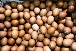 Harga Bahan Pangan Hari Ini: Cabe Rawit Rp65.300/kg, Telur Rp32.950/kg