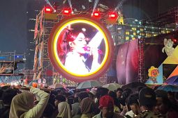 Marion Jola Hangatkan Malam Tahun Baru 2026 di Bundaran HI Meski Diguyur Hujan