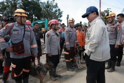 Prabowo Berhenti di Jalan, Beri Semangat Polisi yang Cari Korban Banjir di Sumut