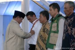 Prabowo Anugerahi Tokoh dan Petani Berprestasi Saat Panen Raya di Karawang