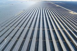 Saat Gurun Abu Dhabi Berubah Jadi Lautan Surya Raksasa