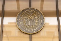 Saham AS Melemah Saat Pasar Bingung Soal Kepemimpinan The Fed