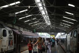 Lintasan Tergenang Banjir, Puluhan Kereta di Cirebon dan Jakarta Dibatalkan