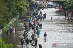 Hujan Deras dan Banjir Bikin Rute TransJakarta Diubah, Ini Daftarnya