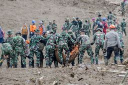 Cuaca Buruk Hentikan Sementara Evakuasi Longsor Cisarua, 65 Korban Masih Dicari