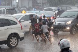 Dokter Sarankan Langsung Mandi Air Hangat Setelah Kehujanan 