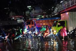 Gara-gara Banjir, Lalu Lintas di Jalan DI Panjaitan Macet Malam Ini