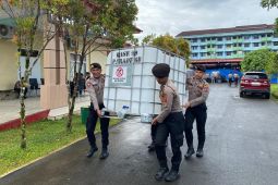Atasi Krisis Air Bersih, Polisi Distribusikan 15 Tangki Air di Tapanuli Tengah