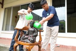 Jelang Imlek, Anak Sekolah Minggu Bersihkan Rupang Buddha