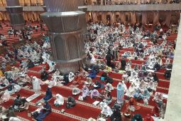 Jamaah Berbondong-bondong Tarawih Pertama di Masjid Istiqlal