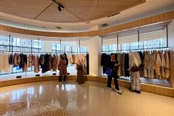 Abaya dan Warna Dasar Diprediksi Jadi Tren Busana Lebaran 2026