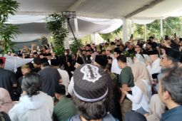 Alex Noerdin Dimakamkan di TPU Kebun Bunga Palembang
