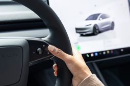 Tesla Tambahkan AI “Grok” Biar Mobil Makin Pintar