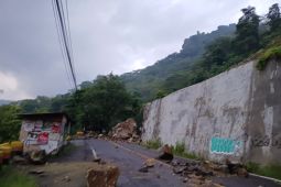 Longsor Blokir Total Jalur Nasional Trenggalek ke Ponorogo