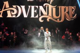 Robert Downey Jr. Ajak Coba Wahana di Disney Adventure