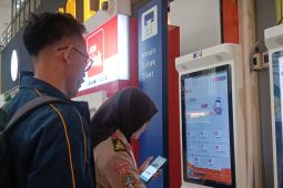 Anak Pramuka Turun Tangan Bantu Pemudik di Stasiun Gambir