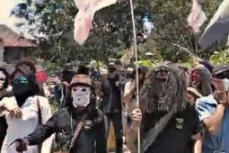 Sekura Cakak Buah: Tradisi Topeng yang Tak Lekang Zaman