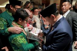 Diaspora RI di Jepang Bawa Buku "Paradoks Indonesia" Saat Bertemu Presiden