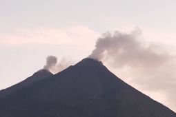 Gunung Karangetang Keluarkan Lava Pijar Disertai Gemuruh pada Rabu Pagi