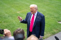 Trump Sebut AS Siap Atasi Kepadatan Kapal di Selat Hormuz