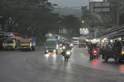 Cuaca Hari Ini: Mayoritas Wilayah Indonesia Diguyur Hujan, Waspada Petir