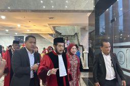 Anwar Usman Sempat Tumbang Usai Wisuda Purnatugas di MK