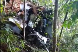 Tim Gabungan Lakukan Evakuasi Korban Kecelakaan Helikopter di Sekadau