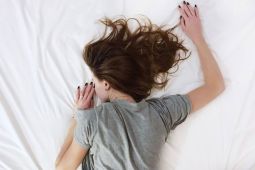 Tips Mengurangi Air Liur Berlebih saat Tidur Malam Hari