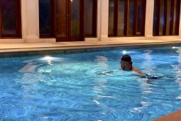 Seskab Teddy Ungkap Rutinitas Renang Presiden Prabowo Tiap Jam 5 Pagi