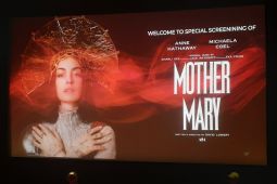 Penggemar Ngarep Anne Hathaway Tetap Fokus Akting Meski Keren pas Nyanyi