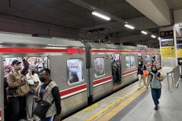 Ratusan Penumpang KRL Arah Bekasi Tertahan di Stasiun Manggarai