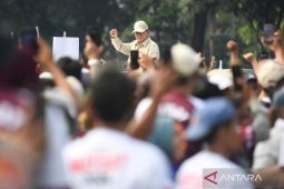 Prabowo Lempar Topi hingga Berjoget di Puncak Perayaan Hari Buruh
