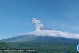 Gunung Semeru Erupsi Disertai Awan Panas Sejauh 2 Kilometer