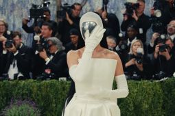 Katy Perry Tampil Bertopeng di Met Gala 2026