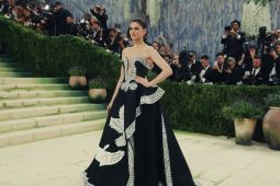 Anne Hathaway Curi Perhatian dengan Gaun Lukis Tangan di Met Gala 2026
