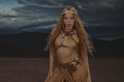 Shakira Kenakan Aksesoris Kepala Buatan Rinaldy Yunardi di MV Terbaru