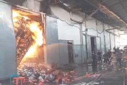 Kebakaran Gudang Plastik di Cengkarang Belum Padam hingga Hari Keempat