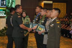 Seskab Teddy Indra Wijaya Raih Predikat Penulis Taskap Terbaik Seskoad 2026
