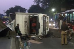 Flyover Pesing Macet Parah Usai Truk Rongsok Terguling