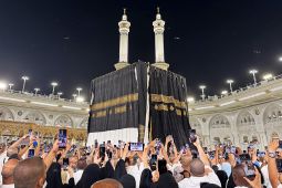 Syahdunya Pergantian Kiswah Menyambut Tahun Baru Islam di Tanah Suci