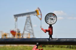 Ukraina Klaim Produksi Minyak Rusia Turun ke Level Terendah