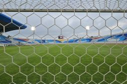 Arema Pertahankan Kiper Adi Satryo dan Gianluca untuk Musim Depan