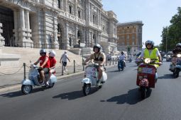 Ribuan Pencinta Skuter Rayakan Ulang Tahun Vespa ke-80 di Roma