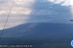Petang Tadi Gunung Semeru Erupsi Disertai Awan Panas Sejauh 4 Kilometer
