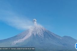 Gunung Semeru Tujuh Kali Erupsi dalam Empat Jam pada Jumat Pagi